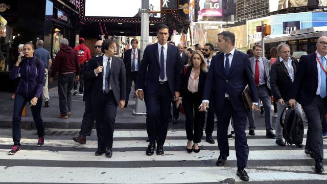 El presidente del Gobierno español, Pedro Sánchez camina en la sede de la agencia Reuters.