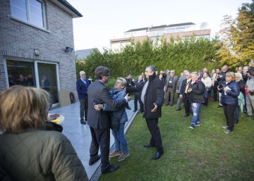 Puigdemont s’envolta de fidels per commemorar el dia que va propiciar la seva caiguda