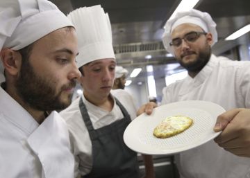 El plato poroso que absorbe la grasa excedente de las comidas