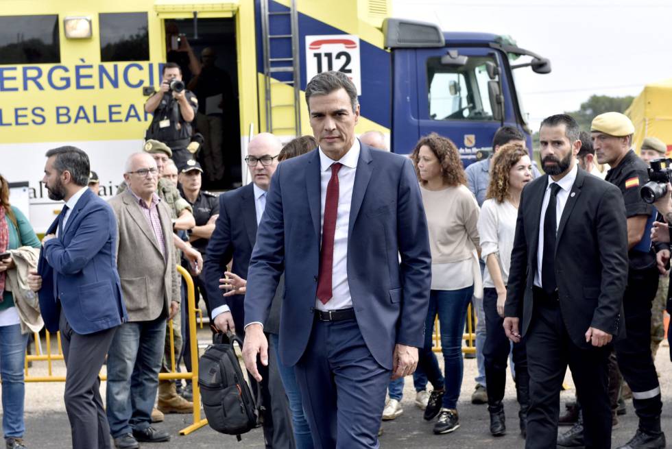 El presidente del Gobierno, Pedro Sánchez, en el centro de mando de la localidad de Sant Llorenç (Mallorca).