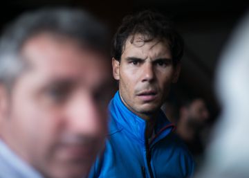 Rafael Nadal s’arremanga per treure aigua després de les pluges torrencials de Mallorca