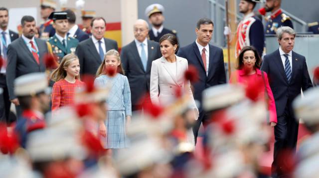 De izquierda a derecha, la infanta Sofía, la princesa Leonor, la reina Letizia, el presidente del Gobierno, Pedro Sánchez; la ministra de Defensa, Margarita Robles; y el presidente de la Comunidad de Madrid, Ángel Garrido, este viernes en el desfile militar por el día de la Fiesta Nacional en Madrid.