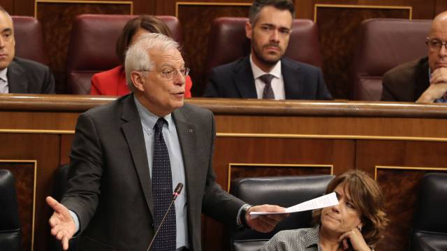 Borrell contesta durante la sesión de control.