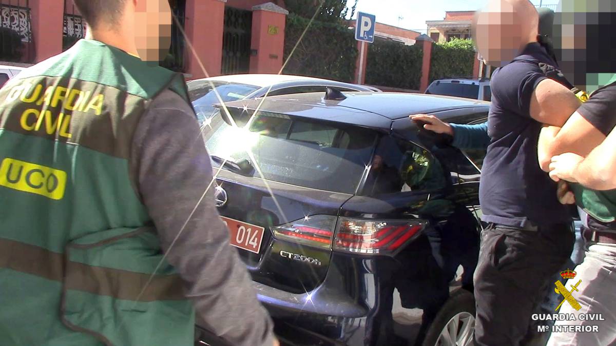 El detenido, junto al vehículo que usaba en sus delitos.