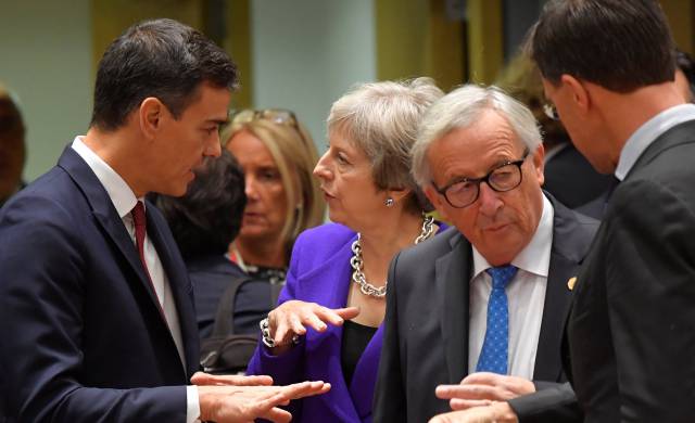 Pedro Sánchez, junto a Theresa May y Jean-Claude Juncker, el jueves en Bruselas.
