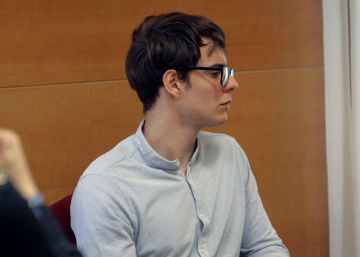 O brasileiro que relatou ao vivo o assassinato da própria família na Espanha senta no banco dos réus