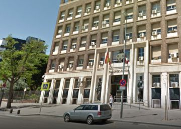 Un juez prohíbe a un hombre mirar fijamente a unos vecinos a los que acosaba