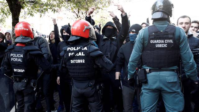 Efectivos de la Policía Foral y Guardia Civil contienen a los manifestantes en contra del acto de España Ciudadana en Alsasua.