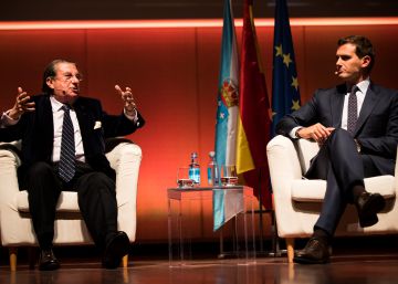 Rivera se abraza a Paco Vázquez, el “viejo rockero” del españolismo