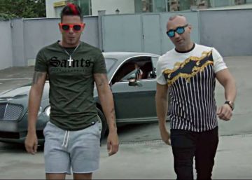 El cantante Clase A (izquierda) junto a Francisco Tejón, el 'Castaña' en un fotograma del videoclip.