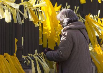 El Congrés rebutja l’intent del PP de prohibir els llaços grocs als edificis públics
