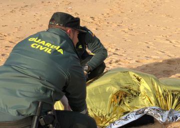 La morgue de Cádiz se queda sin sitio para los 20 fallecidos de la patera naufragada en Barbate