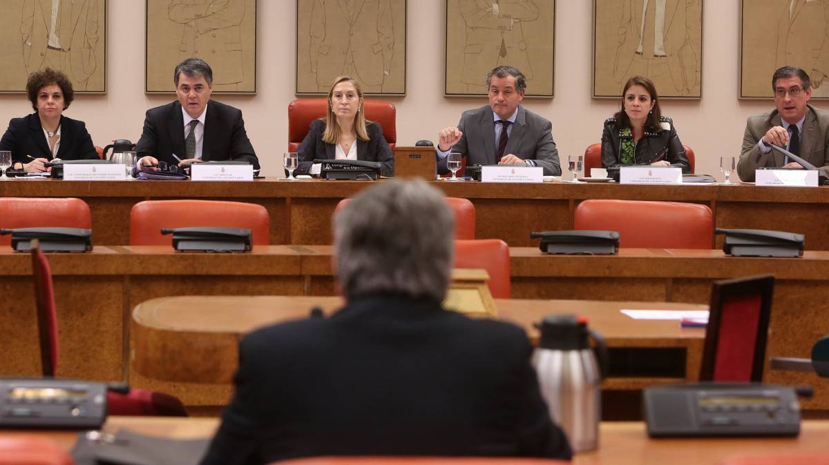 La comisión, en la comparacencia de De Prada.