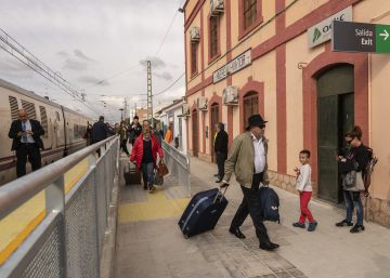 Viajeros del Talgo Madrid-Almería, al llegar al apeadero de Huercal-Almería, rumbo al autobús que los traslada a Almería, cerrada al tráfico ferroviario por obras.