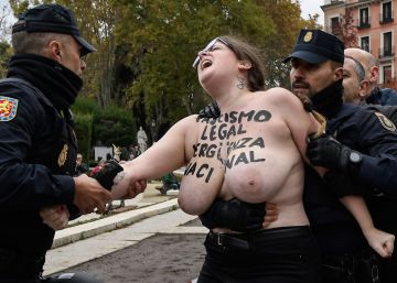 Activistas de Femen irrumpen en un acto de conmemoración de la muerte de Franco