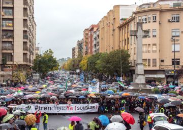 Miles de extremeños protestan contra las carencias del tren en su región