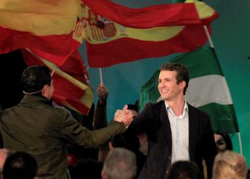 El presidente del PP, Pablo Casado, saluda a Juan Manuel Moreno.
