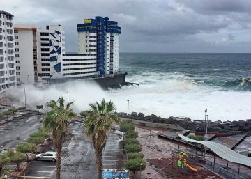 El mar arranca los balcones de varios edificios en Canarias por el temporal