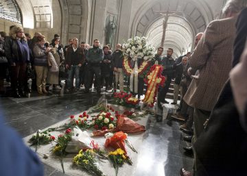 Medio millar de ultraderechistas y nostálgicos del franquismo acuden al Valle de los Caídos
