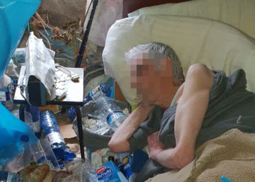 Guardias civiles rescatan a un hombre aislado por toneladas de basura