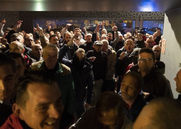 Una protesta violenta de taxistas boicotea un acto de Susana Díaz en Sevilla