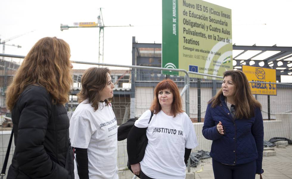 Mar Villanueva, segunda por la izquierda, junto a otras madres de la plataforma de padres que reclaman la finalización de las obras de un instituto en Teatinos.