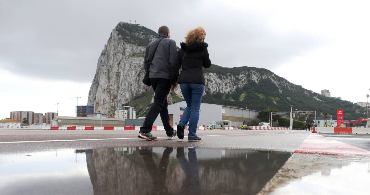 Dos personas caminan por el aeropuerto de Gibraltar.