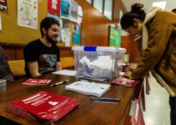 Miles de estudiantes participan en la consulta simbólica sobre la república en la Universidad Autonóma de Madrid