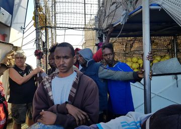 El pesquero con 12 migrantes cumple ocho días en alta mar sin que el Gobierno resuelva la crisis