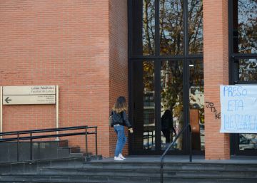 Dos encapuchados golpean a un estudiante en Vitoria al grito de “español de mierda”