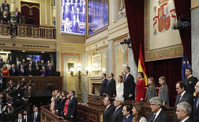 Los Reyes junto a la princesa de Asturias y al infanta Sofía en la tribuna del Congreso.