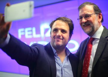 “Rajoy curioseaba desde su móvil los memes que le hacían y se reía mucho”