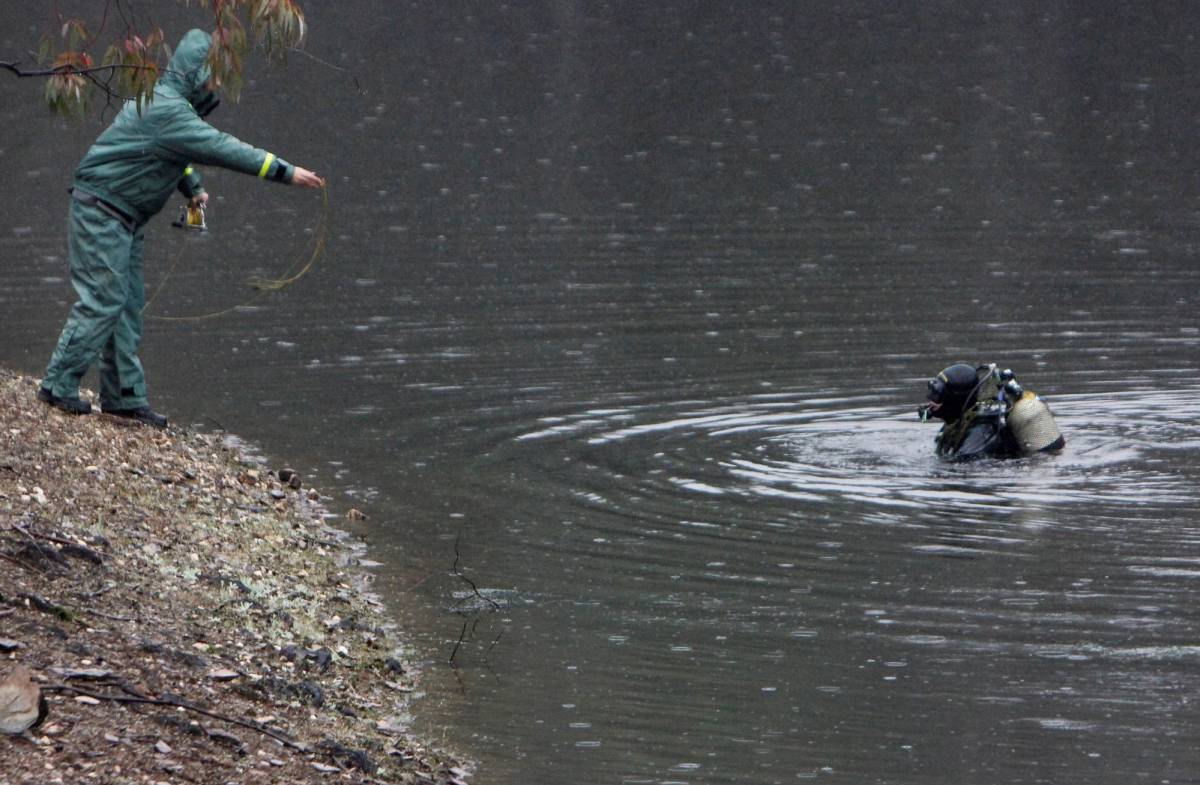 Efectivos de la Guardia Civil inspeccionan el pantano de Campofrío (Huelva).