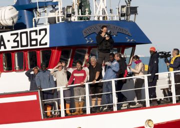 Regresa a puerto el pesquero que rescató a 12 migrantes: “El Gobierno actuó tarde y mal”