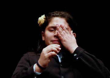 Las lágrimas de emoción de Nerea, la niña que ha cantado el primero de los premios de la lotería