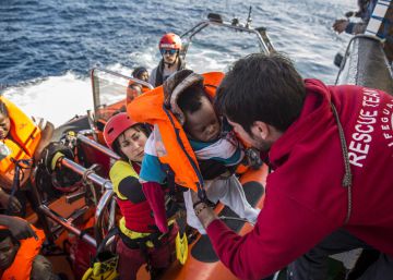 El Gobierno autoriza al ‘Open Arms’ a entrar en aguas españolas con más de 300 migrantes rescatados