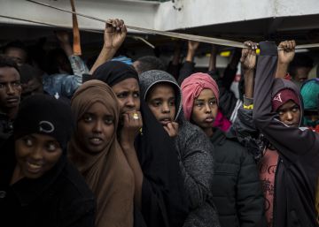 El ‘Open Arms’ atraca con 100 menores no acompañados