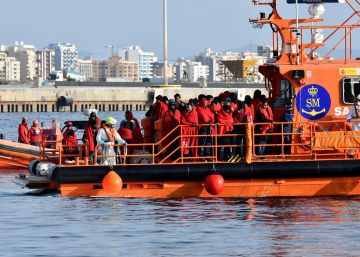 Rescatadas 111 personas de dos pateras en mar de Alborán y otra en aguas de Algeciras