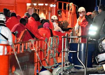 Rescatados 12 niños que viajaban en pateras cerca de Alborán