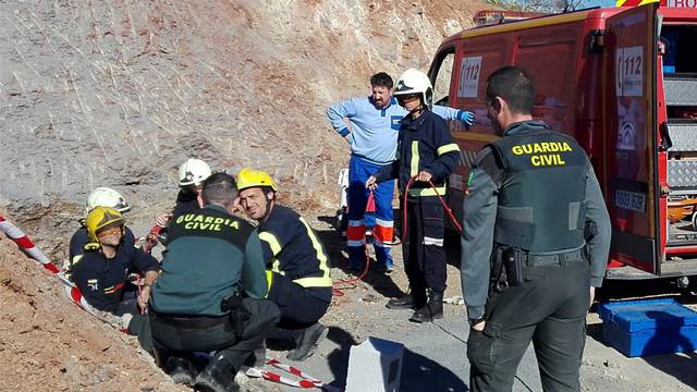 Guardia civil y bomberos, durante las labores de rescate en el lugar del suceso.