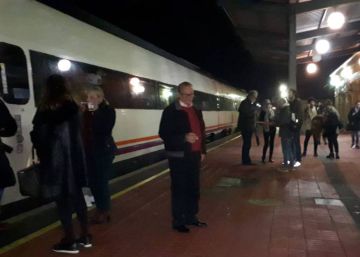 Pasajeros de un tren con destino Madrid que se averió esperan en Navalmoral de la Mata, Cáceres, el pasado 2 de enero.