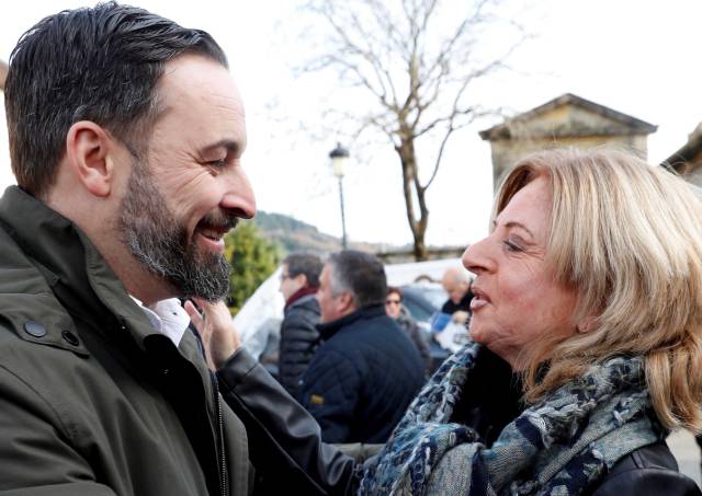 La hermana de Gregorio Ordoñez, Consuelo, saluda al presidente de VOX, Santiago Abascal.