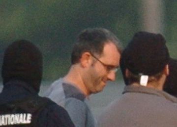 Mikel Antza, jefe de ETA durante 12 años, queda en libertad en Barajas tras ser entregado por Francia