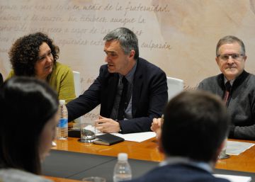 Las víctimas aceptan negociar con el Gobierno vasco los cambios en la asignatura de ETA