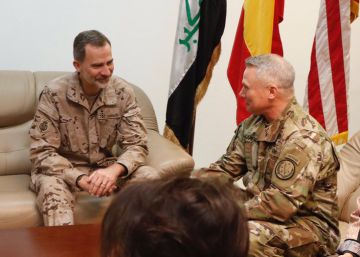 El Rey visita por sorpresa a las tropas españolas en Irak