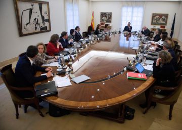 Los miembros del Gobierno de Sánchez aplauden su llegada al Consejo de Ministros
