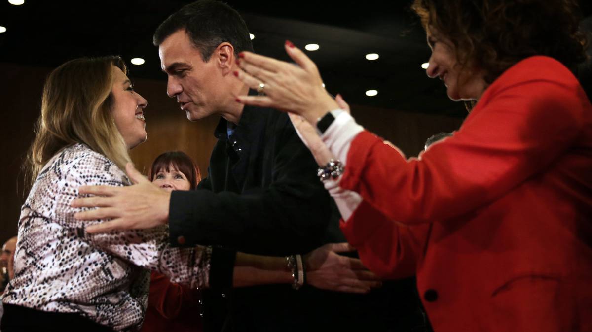 Pedro Sánchez saluda a Susana Díaz, mientras recibe el aplauso de María Jesús Montero, a la derecha, este sábado en Sevilla.