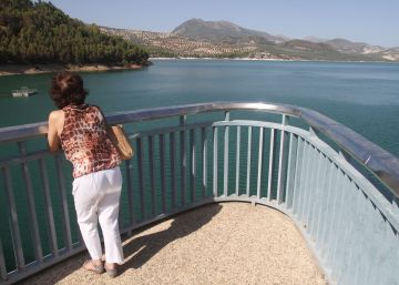Un helicóptero sufre un accidente en el embalse cordobés de Iznájar
