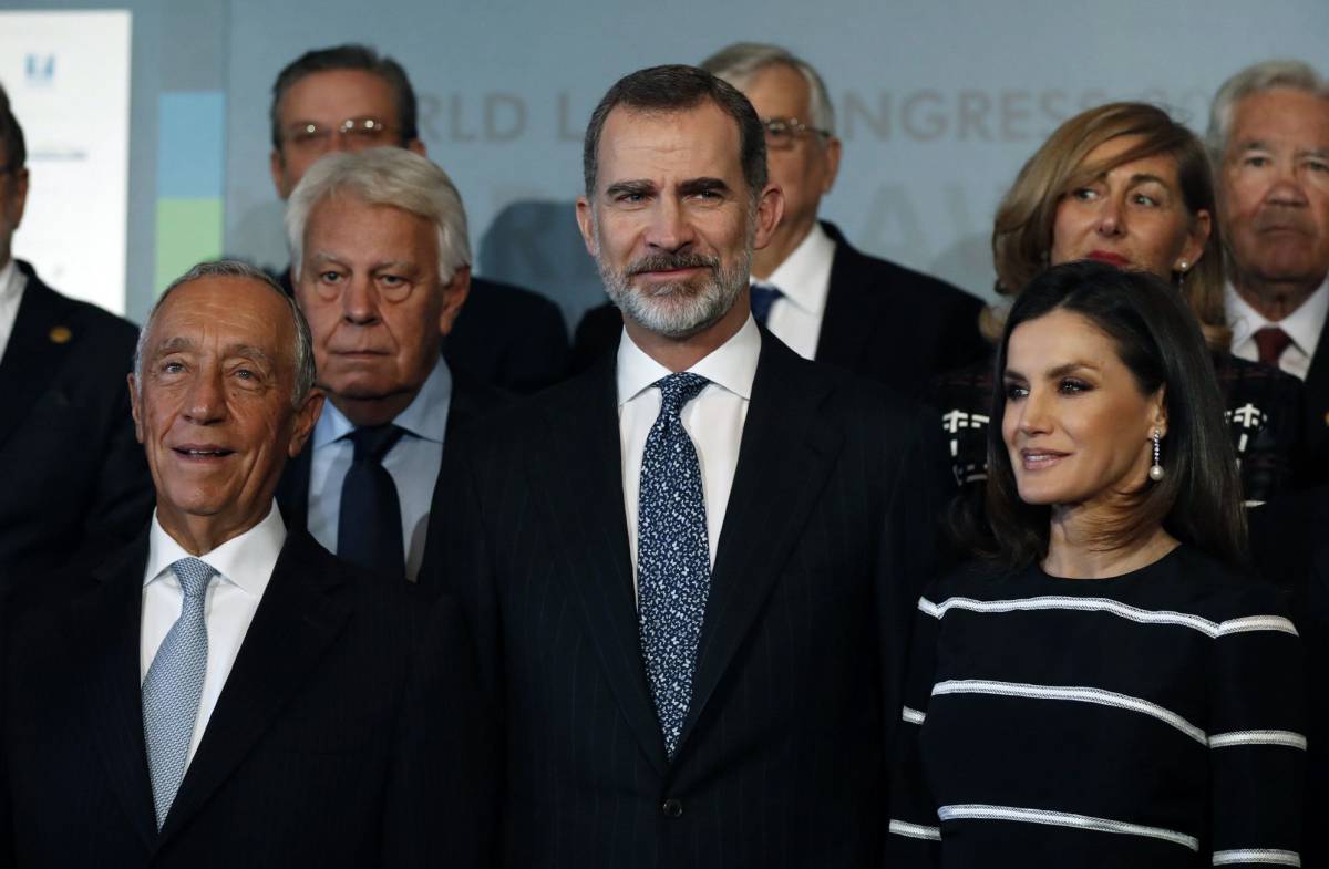 Los Reyes junto al presidente de Portugal, Marcelo Rebelo de Sousa, y el expresidente del Gobierno, Felipe González.