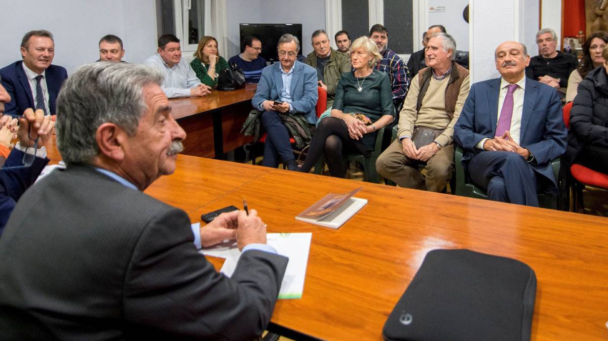 Miguel Ángel Revilla, en una reunión de su partido.